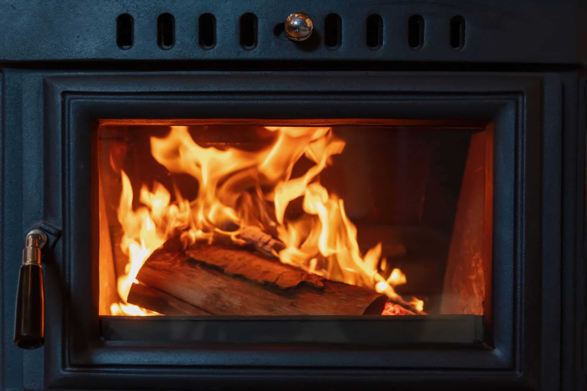 Cuisiner avec une cuisinière à bois : une expérience chaleureuse et authentique